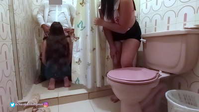 Բուժքույրը հիվանդանոցի լոգարանում գտնում է հիվանդ հիվանդին / ՄԱՍ 1 / NicoleLondrawer / Chiquicandy